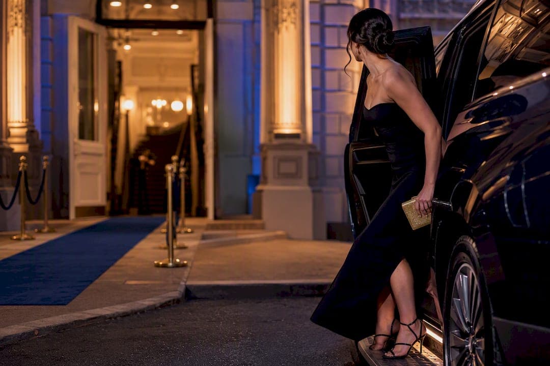 Avoid Front Door Jams: Limo or Party Bus for Event Planners