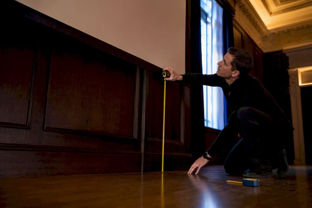 24–40 In Bottom Height for Projector Screen Placement in Home Theaters