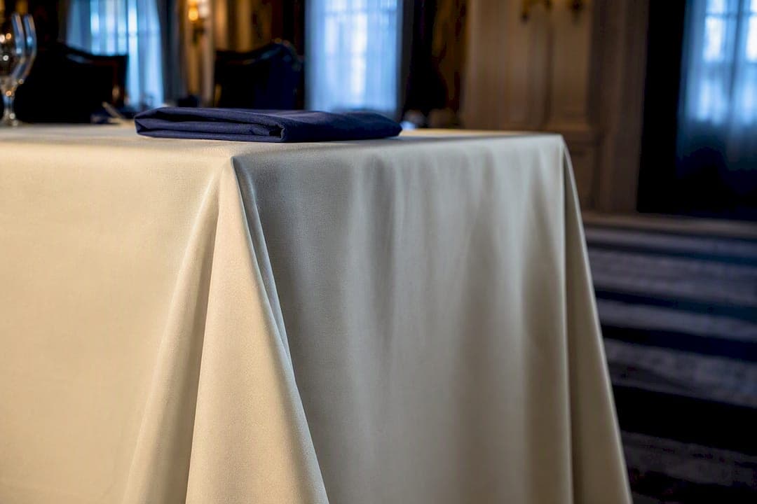 Table Linens Included: What Planners Must Confirm by 6–8 Weeks